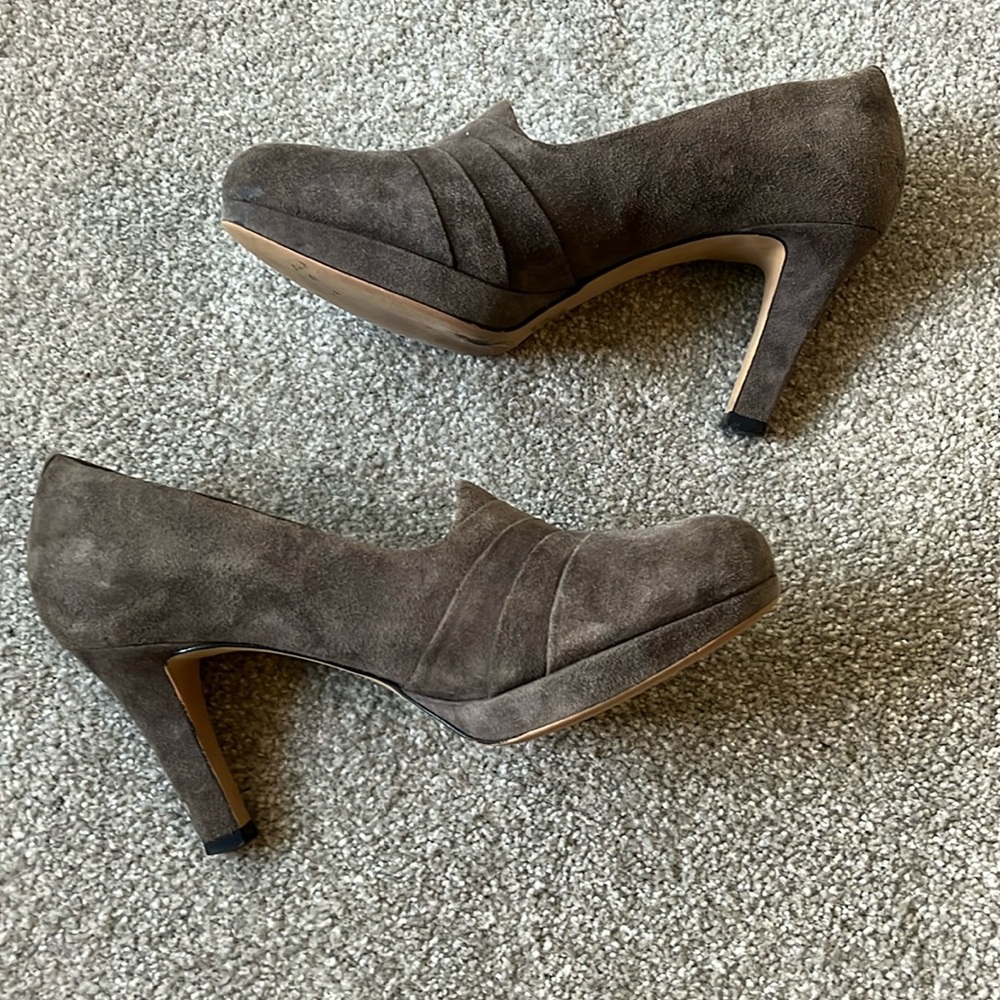 Clark’s Artisan brown suede pumps sz 8